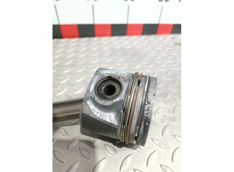 Поршень к Volkswagen Passat, 2001г.