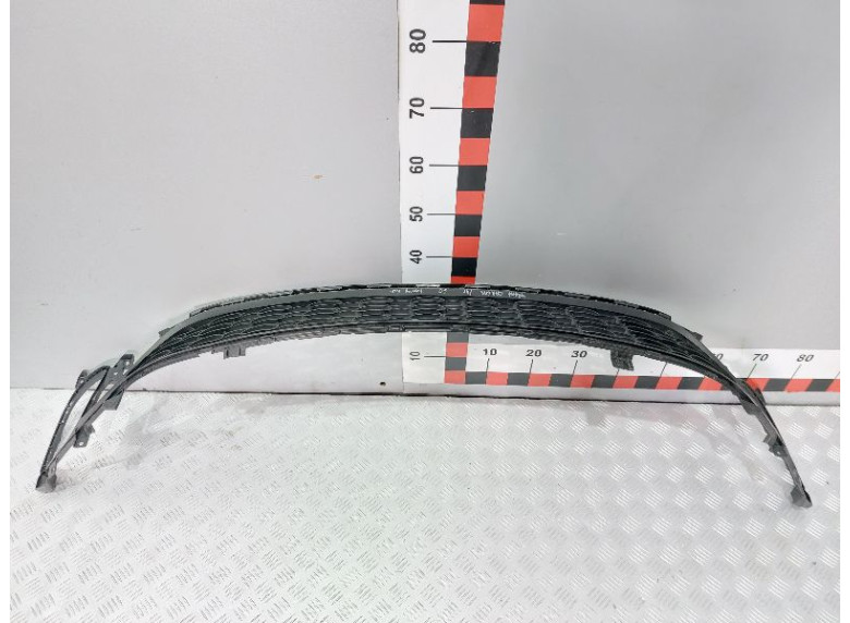 Заглушка (решетка) в бампер передний к Kia Carens, 2014г.