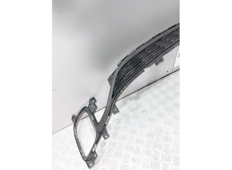 Заглушка (решетка) в бампер передний к Kia Carens, 2014г.