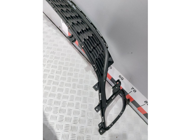 Заглушка (решетка) в бампер передний к Kia Carens, 2014г.