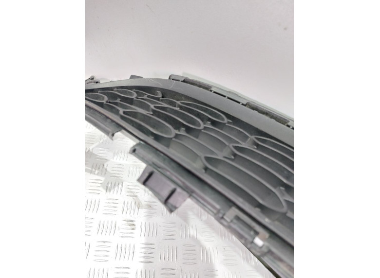 Заглушка (решетка) в бампер передний к Kia Carens, 2014г.