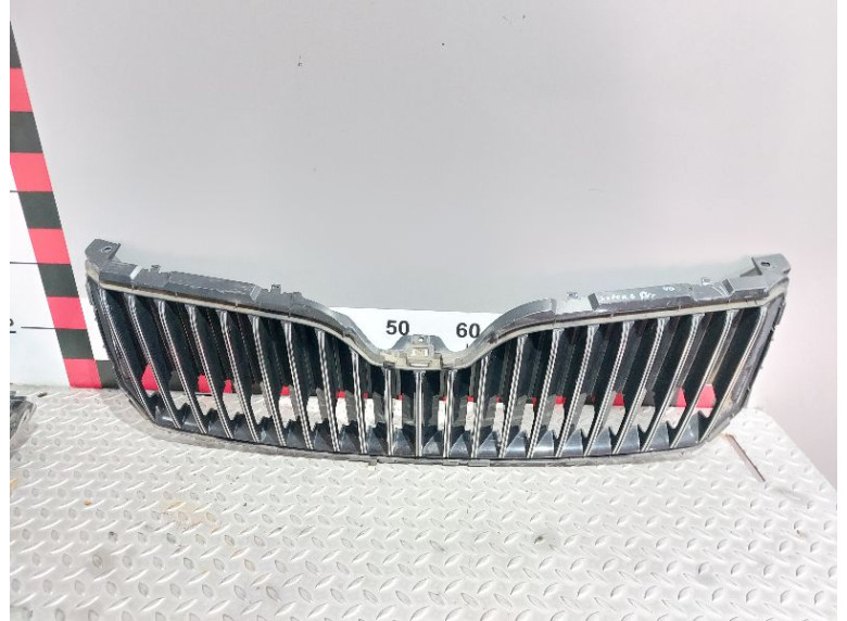 Решетка радиатора к Skoda Superb, 2014г.