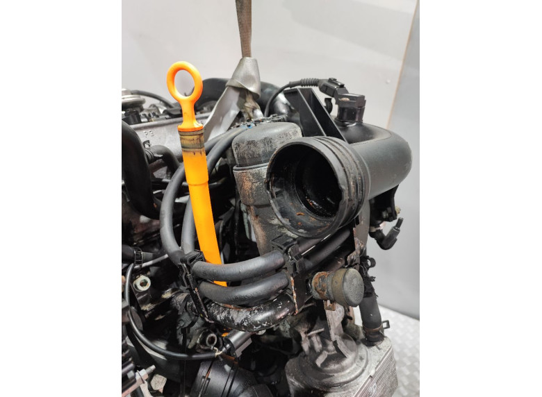 Корпус масляного фильтра к Volkswagen Passat, 2003г.