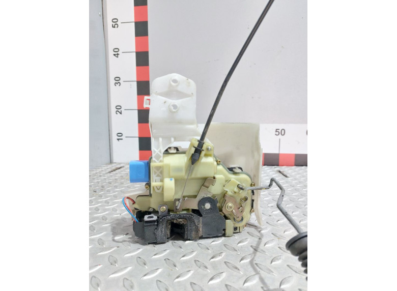 Замок двери передней правой к Volkswagen Polo, 2006г.