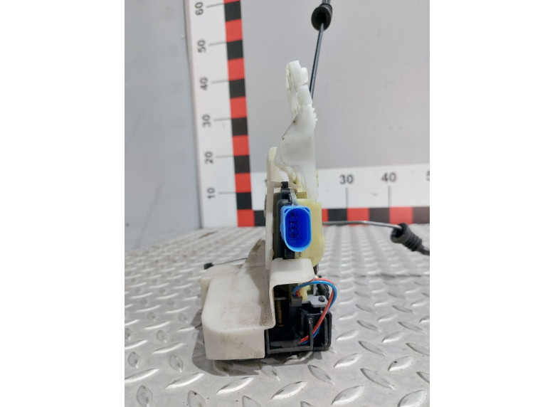 Замок двери передней правой к Volkswagen Polo, 2006г.