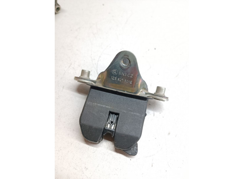 Замок багажника к Skoda Octavia