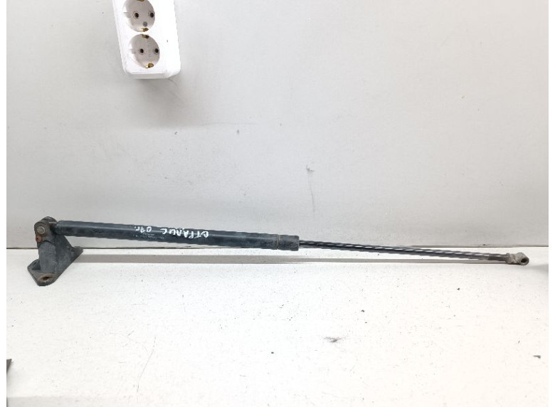 Амортизатор капота к Iveco Stralis, 2006г.