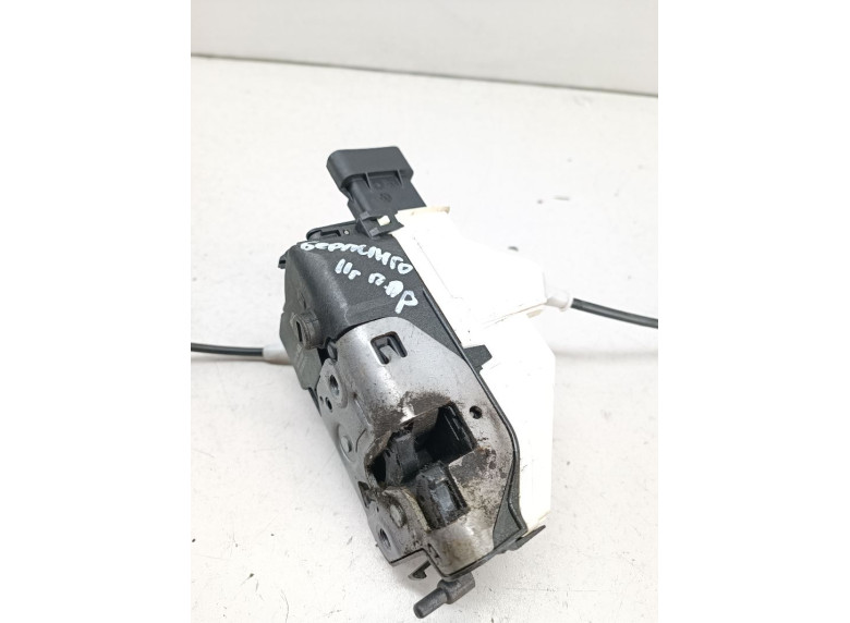 Замок двери передней правой к Citroen Berlingo, 2011г.