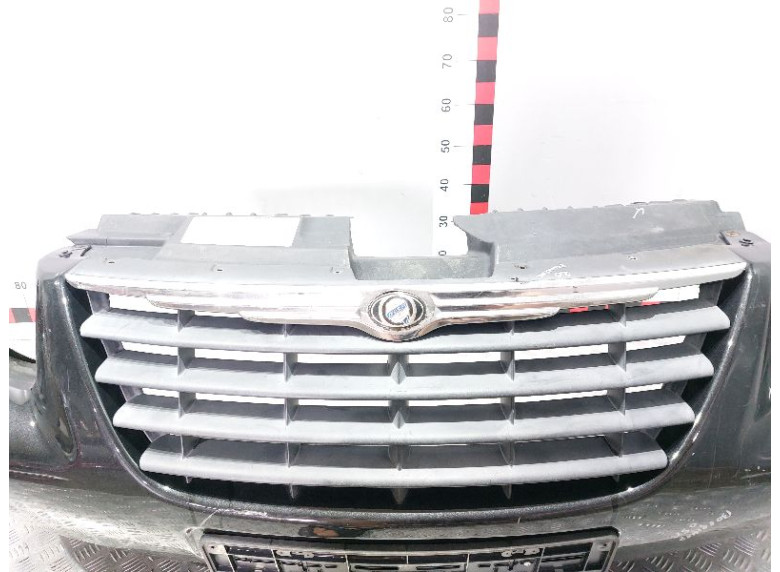 Решетка радиатора к Chrysler Voyager, 2004г.
