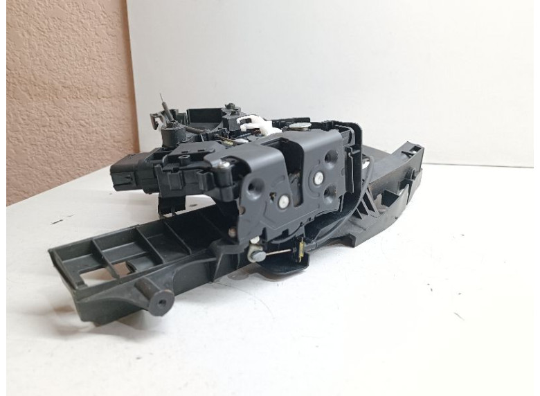 Замок двери передней правой к Volvo V50, 2005г.