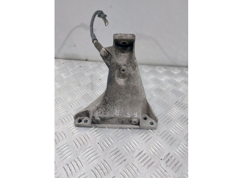 Кронштейн двигателя к Volkswagen Passat, 1998г.