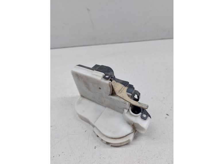 Замок двери передней правой к Volkswagen Caddy, 1999г.