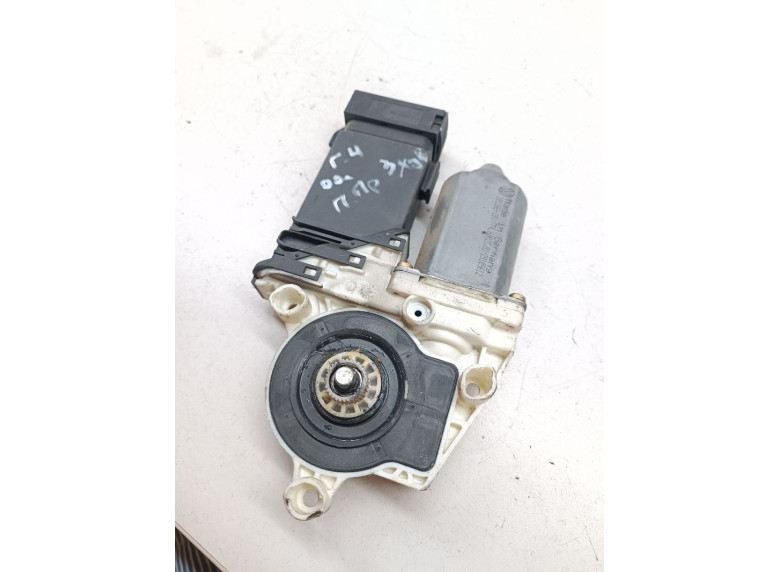 Моторчик стеклоподъемника передний правый к Volkswagen Golf, 2000г.