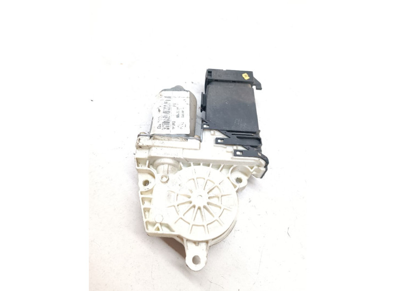 Моторчик стеклоподъемника передний правый к Volkswagen Golf, 2000г.