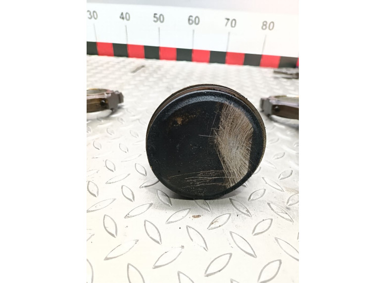 Поршень к Opel Vectra, 2005г.