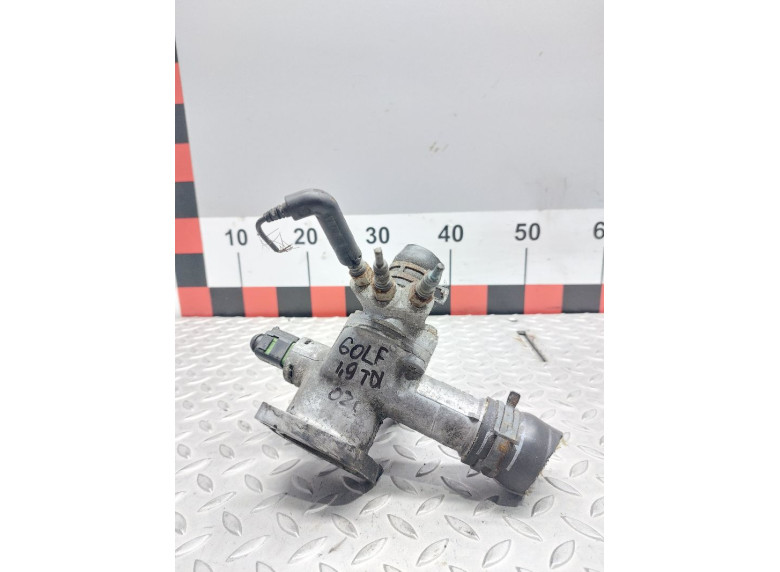 Фланец (тройник) системы охлаждения к Volkswagen Golf, 2002г.