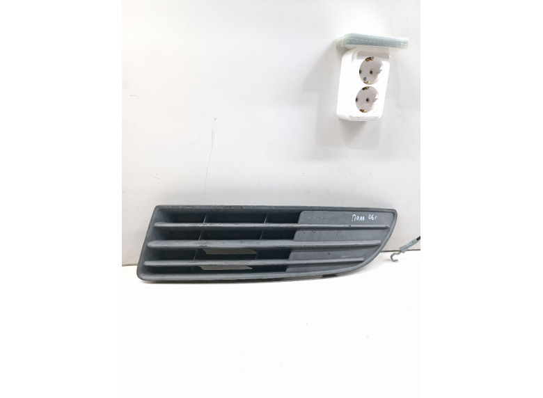 Заглушка (решетка) в бампер передний к Volkswagen Polo, 2007г.