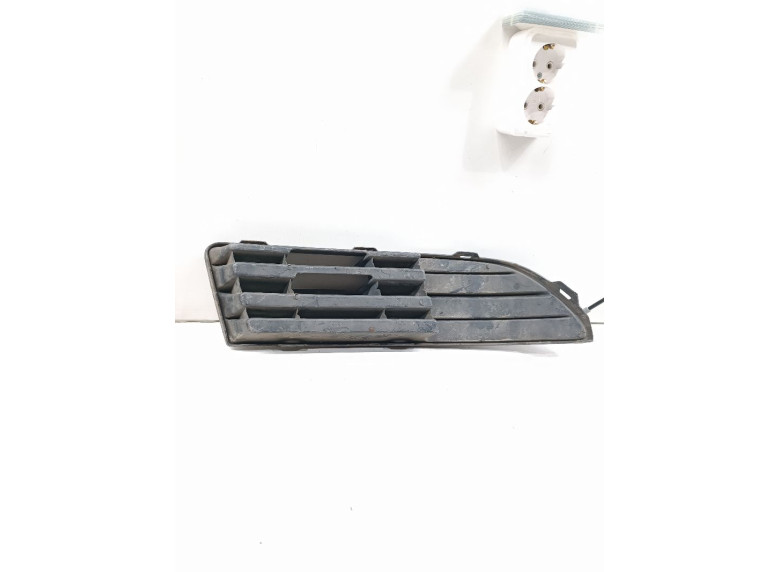 Заглушка (решетка) в бампер передний к Volkswagen Polo, 2007г.