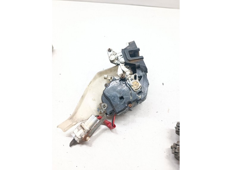 Замок двери задней правой к Toyota Camry