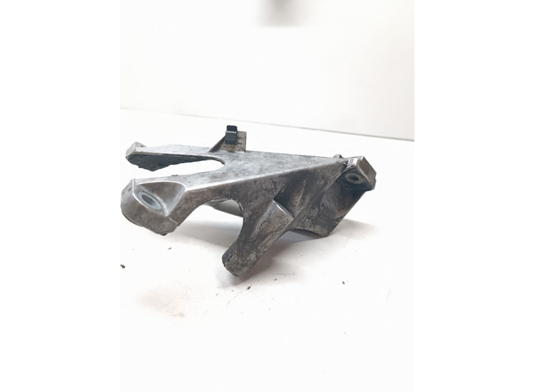 Кронштейн двигателя к Audi A4, 2002г.