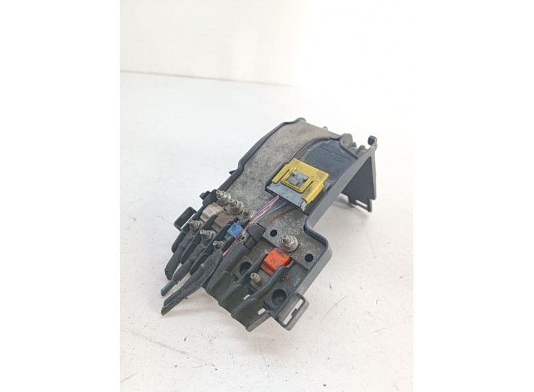 Клемма аккумулятора плюс к Клемма аккумулятора плюс к Peugeot 308 undefined г. 308