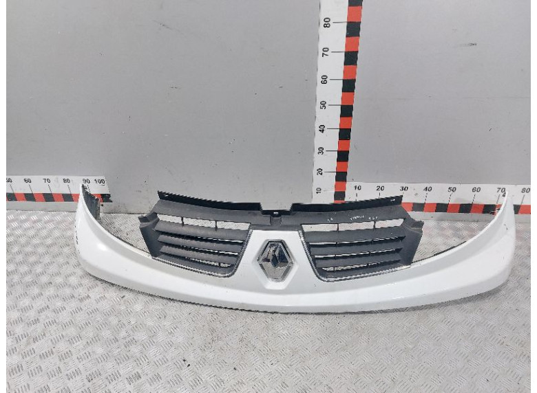 Решетка радиатора к Renault Trafic, 2006г.