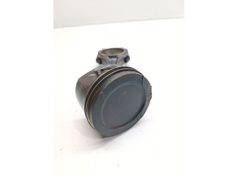 Поршень к Volkswagen Passat, 1999г.