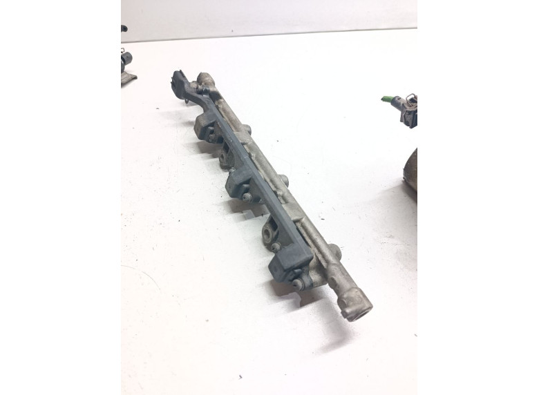 Топливная рампа к Mazda Xedos 9