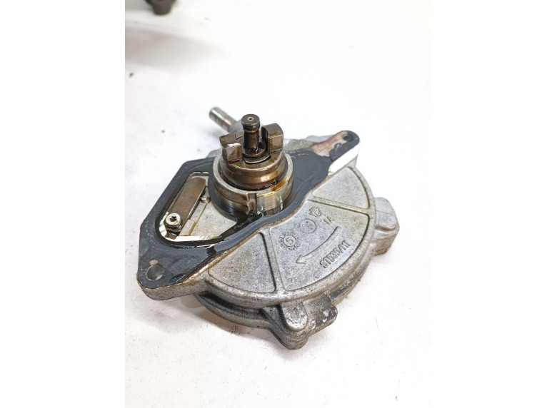 Насос вакуумный к Mercedes C W203, 2006г.