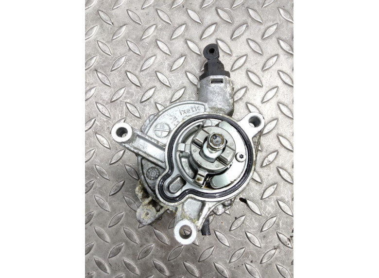 Насос вакуумный к Volvo V40, 2013г.