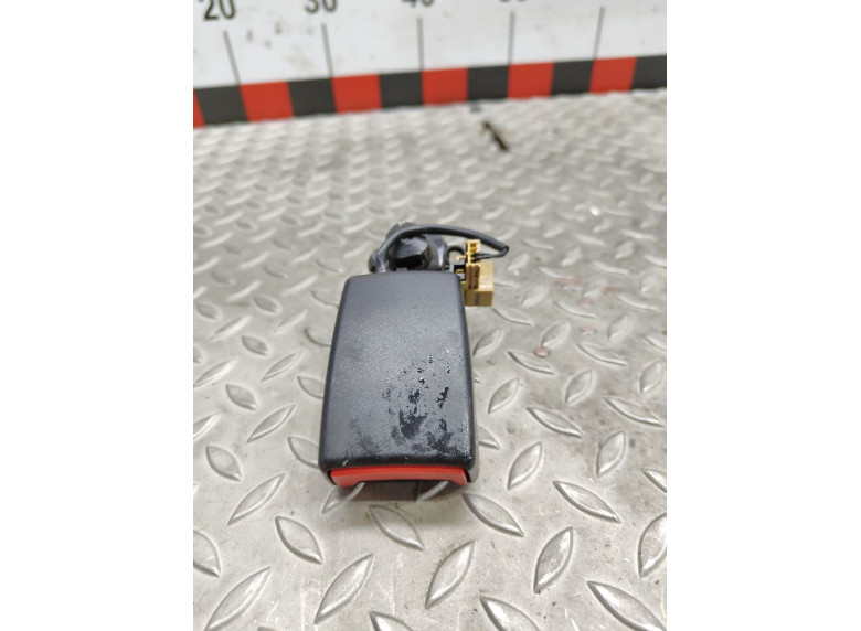 Замок ремня безопасности к Audi A6, 2012г.