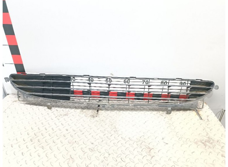 Заглушка (решетка) в бампер передний к Peugeot 307