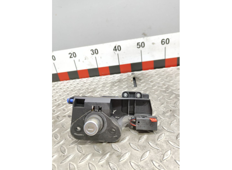 Кнопка открытия багажника к Opel Corsa, 2004г.