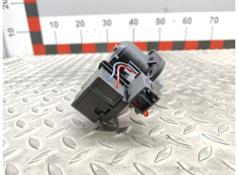 Кнопка открытия багажника к Opel Corsa, 2004г.