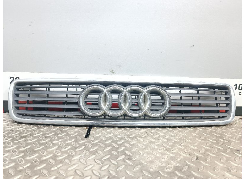 Решетка капота к Audi A4, 1998г.