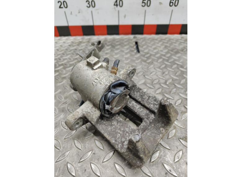 Суппорт задний правый к Volkswagen Golf, 2006г.