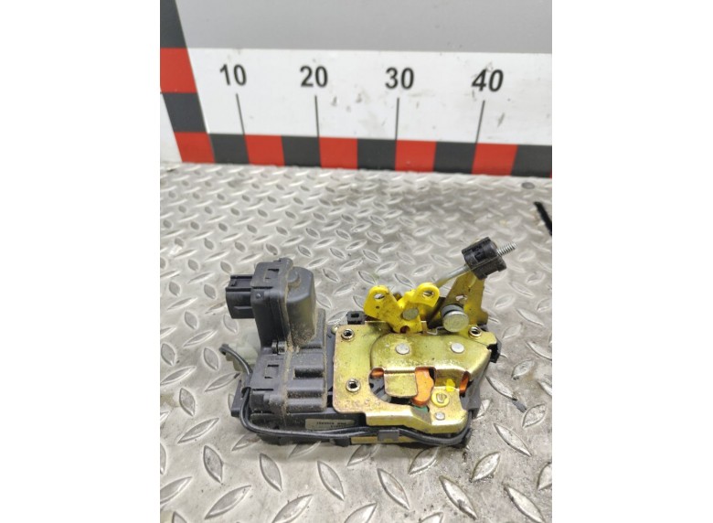 Замок багажника к Jeep Liberty