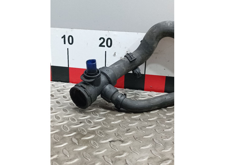 Патрубок радиатора к Volkswagen Passat, 2003г.