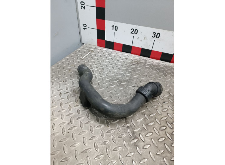 Патрубок радиатора к Volkswagen Passat, 2003г.