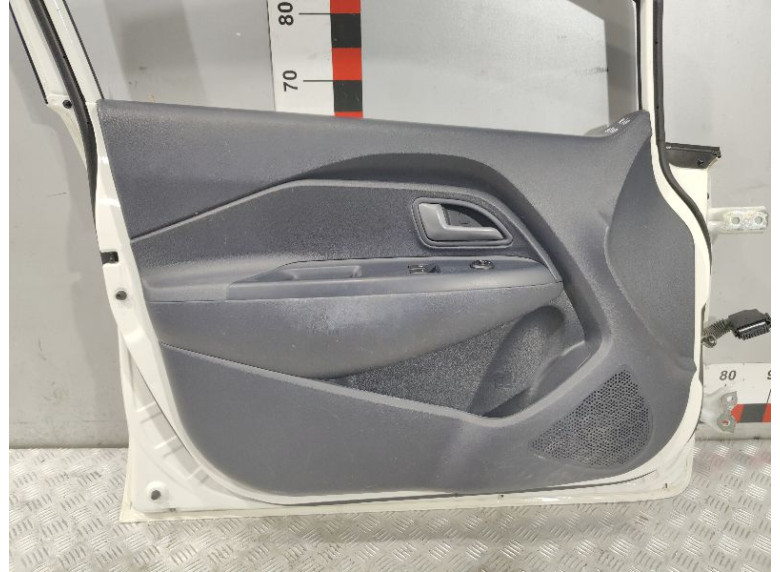 Обшивка двери передней левой (дверная карта) к Kia Rio, 2015г.