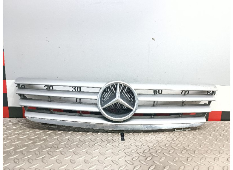 Решетка радиатора к Mercedes C W203, 2005г.