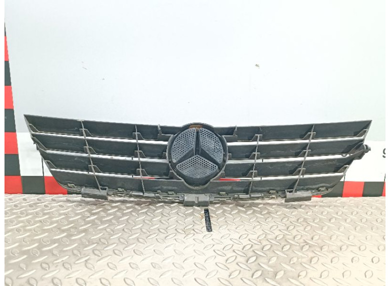 Решетка радиатора к Mercedes C W203, 2005г.