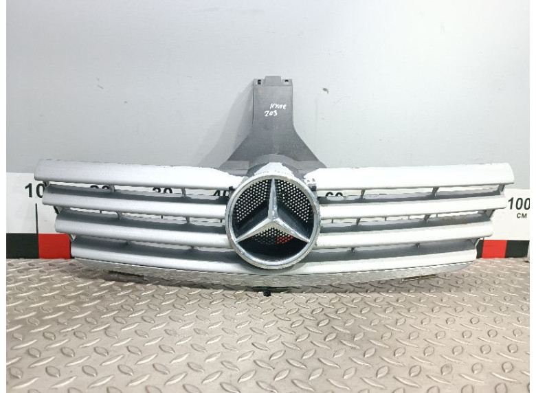 Решетка радиатора к Mercedes C W203, 2005г.
