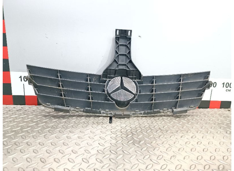 Решетка радиатора к Mercedes C W203, 2005г.