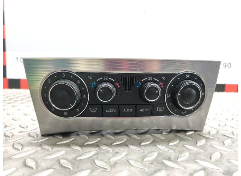 Блок управления печки/климат-контроля к Mercedes C W203, 2004г.