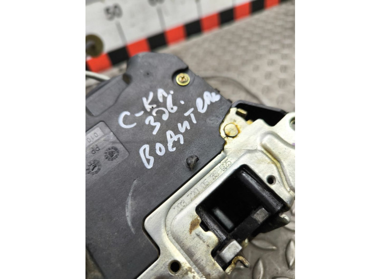 Замок двери передней левой к Mercedes C W203, 2005г.