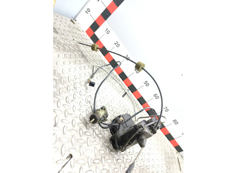 Замок двери передней левой к Mercedes C W203, 2005г.