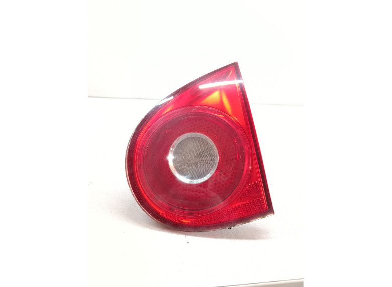 Фонарь крышки багажника правый к Volkswagen Golf, 2006г.