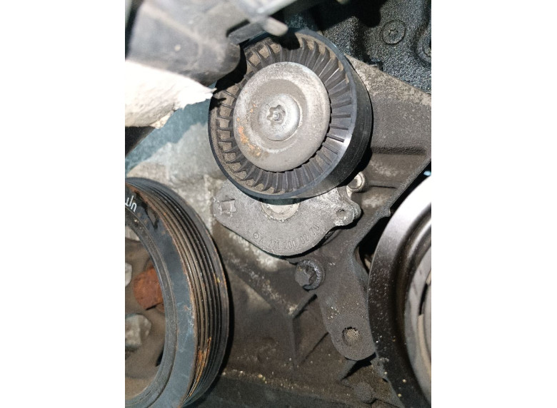 Натяжитель ремня генератора к Mercedes C W203, 2006г.