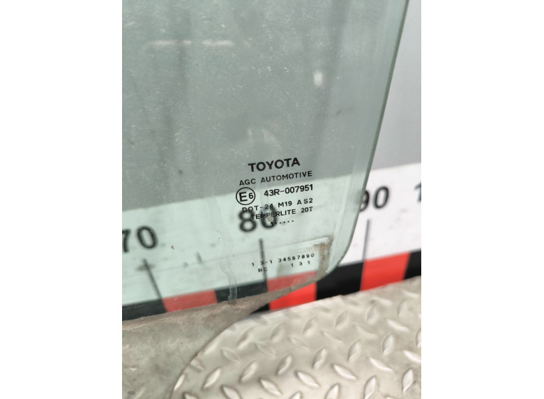 Стекло двери передней левой к Toyota Auris, 2011г.